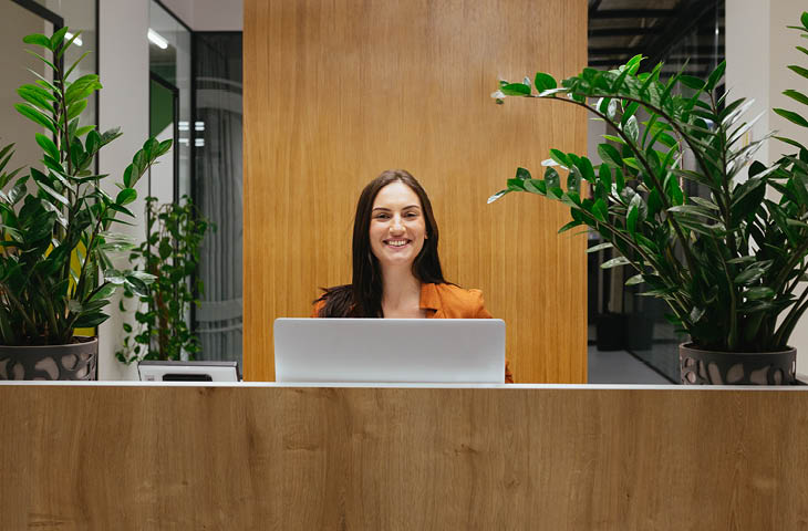 th_office-reception-woman