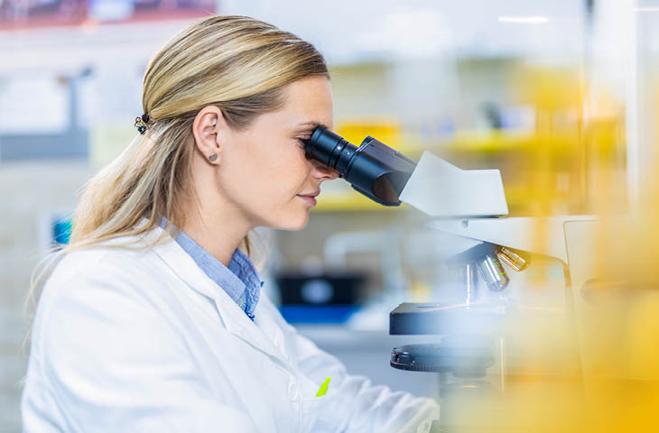 th_scientist_yellow_blur